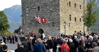 Der neugestaltete Leuker Rathausplatz war am Samstagabend, was er auch k&uuml;nftig sein soll: Ein Treffpunkt f&uuml;r alle.