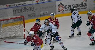 Visps Mark Van Guilder besch&auml;ftigt die Tessiner Abwehr.