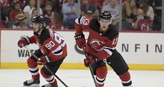 Nico Hischier mit Assist beim Sieg der New Jersey Devils zum Saisonstart (Archivbild). 