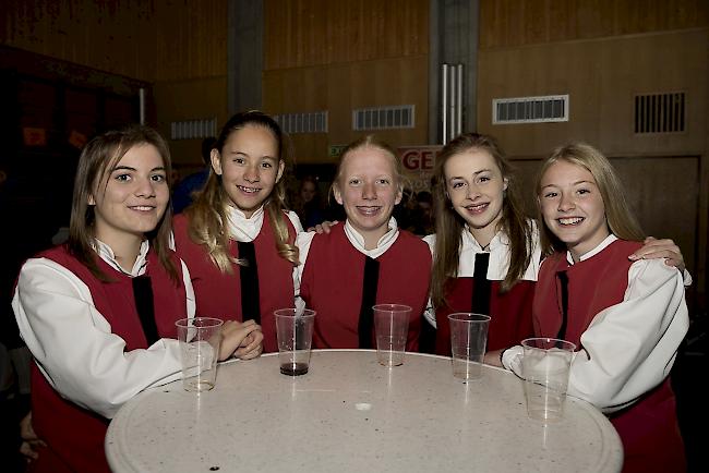 Lea Gehrig (15), Giulia Abatemarco (14), Kyra Anderegg (13), Katja (17) und Annika (13) Lorenz, alle aus Brigerbad.