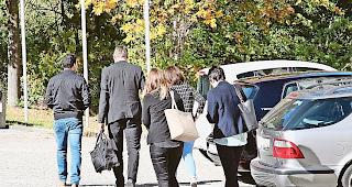 Angeklagter. Der angeklagte Taxichauffeur und sein Anwalt Marc Truffer (Aktenkoffer) nach der Gerichtsverhandlung in Visp.