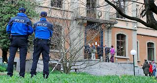 <b>Wieder vor Kantonsgericht.</b> Gegen seine Verwahrung legte der als &laquo;Unhold von Fiesch&raquo; bekannte Mann Beschwerde ein. Heute Nachmittag fand die Verhandlung statt, das Urteil wird zu einem sp&auml;teren Zeitpunkt schriftlich er&ouml;ffnet.