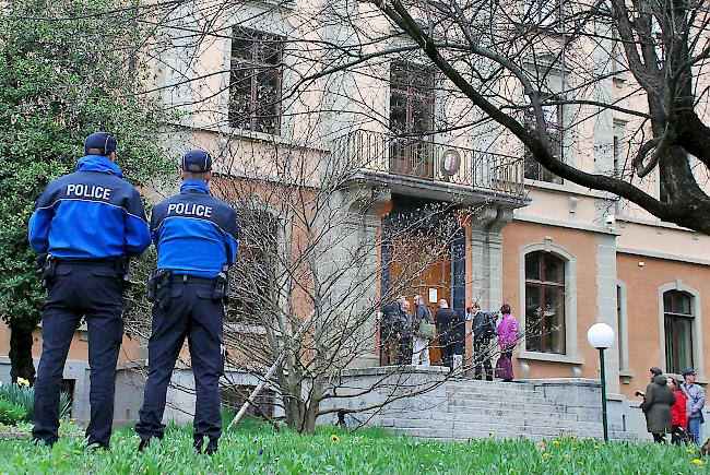 <b>Wieder vor Kantonsgericht.</b> Gegen seine Verwahrung legte der als «Unhold von Fiesch» bekannte Mann Beschwerde ein. Heute Nachmittag fand die Verhandlung statt, das Urteil wird zu einem späteren Zeitpunkt schriftlich eröffnet.