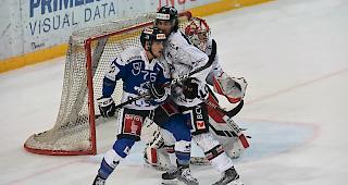 Luca Camperchioli r&auml;umt vor dem eigenen Tor auf, Visp war defensiv solider als die EVZ Academy.