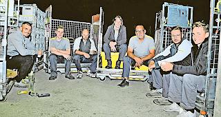 Verdiente Rast. Die Paketboten gestern kurz nach 7.00 Uhr beim morgendlichen Gedankenaustausch, bevor jeder mit Paketen seine Region bedient. Fotos WB