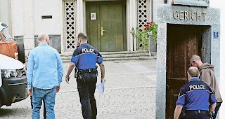 Verurteilt. Die beiden Angeklagten wurden am Mittwoch in Fussfesseln von Polizisten aus der Unter&shy;suchungshaft zum Gerichtsgeb&auml;ude in Visp gebracht.Foto wb