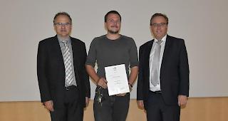 Ausgezeichnet. Gilbert Briand, Chef der Dienststelle für Personalmanagement, Michael Lagger, bester Lernender 2018 beim Staat Wallis, und Roberto Schmidt, Vorsteher des Departements für Finanzen und Energie (v.l.).