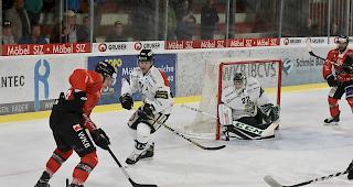 Visps Jules Sturny sucht den Abschluss, ehe sich Oltens Tim Grossniklaus (hinten) n&auml;hert.