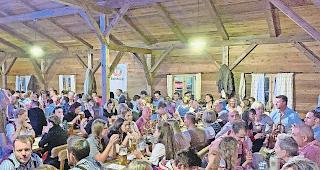 Einer geht noch. Feststimmung nach Wiesn-Manier am Briger Oktoberfest in  der H&uuml;tte.Foto ZVG