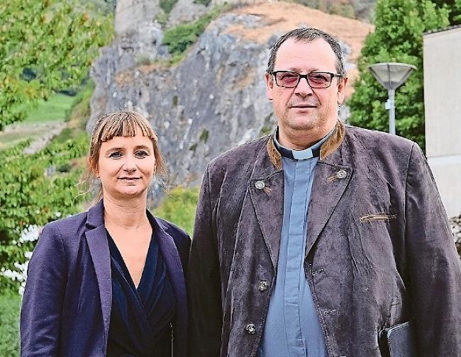 Historisch versiert. Vorstandspräsidentin Marie-Claude Schöpfer und ­ Pfarrer Paul Martone.Foto WB