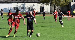 Spahiu gegen Chenois-Verteidiger Oliveira, der FC Naters Oberwallis fand den Weg zum Tor nicht.