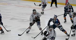 Visps Marc Steiner (vorne) gegen GCK-St&uuml;rmer Rihards Puide.