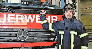 F&uuml;r die Sicherheit. Guido Bregy, hier als Kommandant der St&uuml;tzpunktfeuerwehr Gampel-Steg, vor einem Einsatzfahrzeug.Foto WB