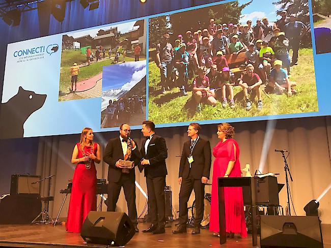 Auszeichnungen am Nationalkongress: Claudia Chinello, Präsidentin JCI Schweiz, Matthias Volken (JCI Brig), Moderator Sven Epiney, Fabian Schmidhalter (JCI Brig) sowie Daniela Isch vom Nationalkomitee JCI Schweiz (v.l.). 