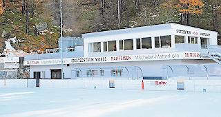 Die in die Jahre gekommene Eisbahn &laquo;Wichel&raquo; in Saas-Grund. 