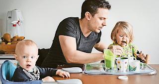 Kinderbetreuung. Der schwedische Fotograf f&auml;ngt die ungesch&ouml;nte, aber bezaubernde Realit&auml;t  von V&auml;tern mit ihren Kindern im Alltag ein.