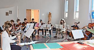 Diszipliniert. Die Streicher proben in der hauseigenen Kapelle f&uuml;r das grosse Abschlusskonzert am Wochenende.