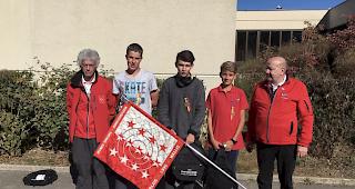 Die drei Erstklassierten in der Kategorie U13 &ndash;17 mit Sieger Leon  Summermatter und dem Zweiten Jan Karlen. Links Norbert Mariaux und rechts Sepp Anthenien, Verantwortliche Nachwuchs  beim WSSV.