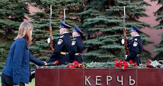 Eine Frau trauert um die toten Sch&uuml;ler.