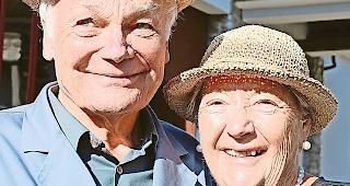 Sie legten die Basis. Rosmarie und Adrian Mathier-Kuonen sind heute viel unterwegs. W&auml;hrend der Ernte ist die dritte Generation der Kellerei Nouveau Salquenen aber immer noch pr&auml;sent.