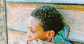 Retten. Szene aus &laquo;Ephraim und das Lamm&raquo;: Ephraim will sein Lamm Chuni retten &ndash; kein einfaches Unterfangen.Foto zvg