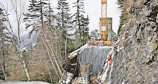 Gewaltiges Loch. So sah die Kantonsstrasse hinauf nach Zeneggen nach den Unwettern im Januar 2018 aus. Nach dreimonatigen &shy;Sanierungsarbeiten konnte sie schliesslich im April wieder f&uuml;r den Verkehr ge&ouml;ffnet werden.Archivbild WB