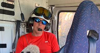 Gerettet. Flughelfer Stefan Imboden mit den Lamm auf dem R&uuml;ckflug des Air-Zermatt-Helis nach Zermatt.
