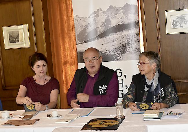 Sie orientierten in Brig: Patricia Meyer, Andreas Weissen und Hildegard Loretan, Vorstandsmitglieder von BergBuchBrig.