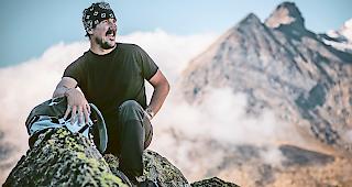 In den Bergen hoch &uuml;ber Saas-Fee. Adrian Margelists Bruder ist Bergf&uuml;hrer: &laquo;Insofern war f&uuml;r mich der Schritt aus der Fashion-Welt zu Mammut ein viel kleinerer, als es auf den ersten Blick scheinen mag.&raquo;