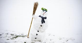 Ein Schneemann, gebaut in der N&auml;he von Adelboden.