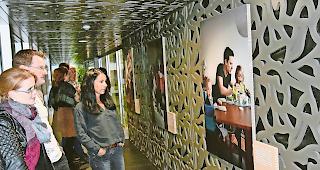 Denken und machen. &laquo;Swiss Dads&raquo; im Thermalbad Brigerbad: Die Fotos sollen zum Nachdenken anregen und zum Handeln  ermuntern.