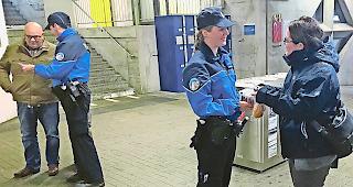 Pr&auml;vention. Im Briger Bahnhof machten Agenten der Kantonspolizei die Bev&ouml;lkerung auf das erh&ouml;hte Einbruchrisiko aufmerksam. Und lieferten Tipps, wie man sich sch&uuml;tzen kann.
