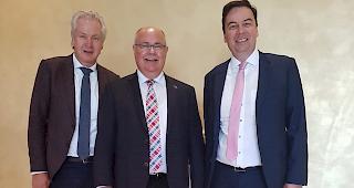 Pr&auml;sidialer Austausch. Versammelten sich in Leuk zur Herbsttagung: Martin L&ouml;tscher als Tagespr&auml;sident, Niklaus Furger als Pr&auml;sident und Philippe Varone als Vizepr&auml;sident der Vereinigung der Walliser St&auml;dte.