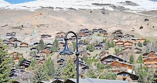Kaum Kommerz. Wer im Wallis, wie hier in Verbier, eine Zweitwohnung besitzt, nutzt diese gem&auml;ss einer neuen Umfrage haupts&auml;chlich im engsten Familienkreis.