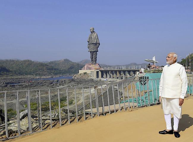 Umstrittenes Denkmal. 182 Meter misst die Statue des indischen Freiheitshelden Sardar Patel - es ist die größte Statue der Welt. Wegen der immensen Kosten für das arme Land wohl auch die umstrittenste.