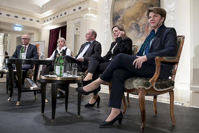 Aufwärmrunde. Peter Hegglin, Elisabeth Schneider-Schneiter, Moderator Claude Longchamp, Heidi Z