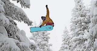 Weite Fl&uuml;ge durch das Weiss. Der Snowboarder Valentin Kimmig fliegt durch die Luft.