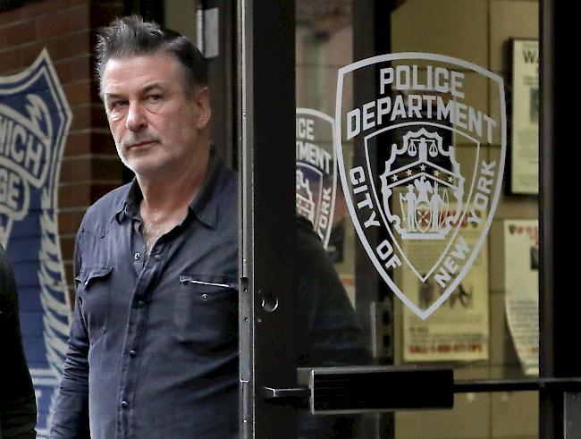 Ausraster. Der US-Schauspieler Alec Baldwin verlässt am Freitagnachmittag den Polizeiposten in Manhattan, nachdem er wegen Körperverletzung festgenommen worden war.