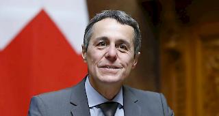 Umstritten. Der Uno-Migrationspakt macht Empfehlungen f&uuml;r eine m&ouml;glichst einheitliche internationale Migrationspolitik. Aussenminister Ignazio Cassis will in Sachen Unterzeichnung noch zuwarten.