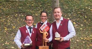 Die erstplatzierten Fahnenschwinger (von links): Urs Schweizer, Dolores Zurbriggen-Fux und Samuel Andenmatten.