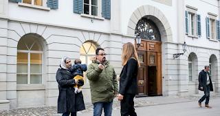 Anwaeltin Dina Raewel (rechts) mit Suha Alhussein Jneid und Omar Jneid (Archiv)