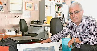 Meer statt Berg. Marcel Hischier mit einem seiner &laquo;Wasser-Bilder&raquo;: Mehr Meer statt Bergwelt gibt es bei seiner kommenden Briger Ausstellung zu sehen.Foto wb