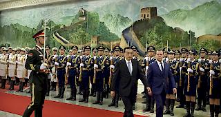 Austausch. Russlands Ministerpr&auml;sident Dmitri Medwedew und sein chinesischer Amtskollege Li Keqiang wollen die wirtschaftliche Zusammenarbeit beider L&auml;nder forcieren.