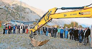 Es geht los. Viele Golfer wollten sich gestern den Spatenstich f&uuml;r Klubhaus und Golfhotel nicht entgehen lassen.