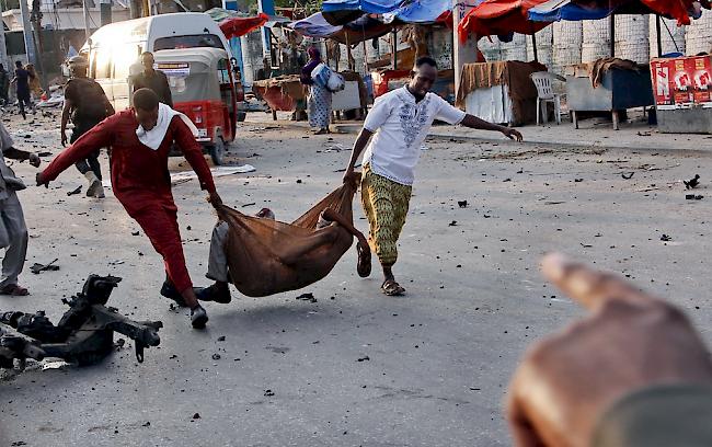 Die Zahl der Toten nach dem Selbstmordanschlag in Somalia ist auf 39 angestiegen, 40 Menschen wurden verletzt.