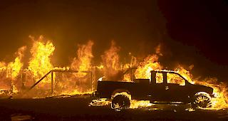 Flammeninferno. Bei den verheerenden&nbsp;Waldbr&auml;nden&nbsp;in&nbsp;Kalifornien&nbsp;haben Rettungskr&auml;fte bisher 25 Todesopfer geborgen.