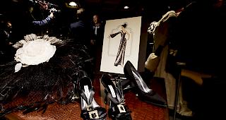 Erinnerungen. Im Rahmen einer Versteigerung in New York wurden Dutzende Memorabilien von K&uuml;nstlern wie Madonna, Lady Gaga, Michael Jackson und Eric Clapton angeboten.