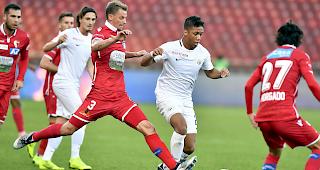Ausw&auml;rtssieg. Der Z&uuml;rcher Kevin Ruegg (rechts) im Zweikampf mit dem Sittener Andr&eacute; Neitzke.
