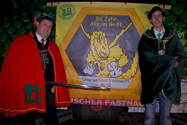 Fünfte Jahreszeit. Fürstgraf Jozzelin XI, André Jossen (links), und der Künstler Baron der Drachenmannschaft, Silvan Huter präsentieren stolz die Fasnachtsplakete.