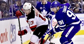 Vorzeitiger Abgang. Nico Hischier verliess bei den New Jersey Devils bereits im zweiten Drittel das Eis mit einer Verletzung. (Archivbild)